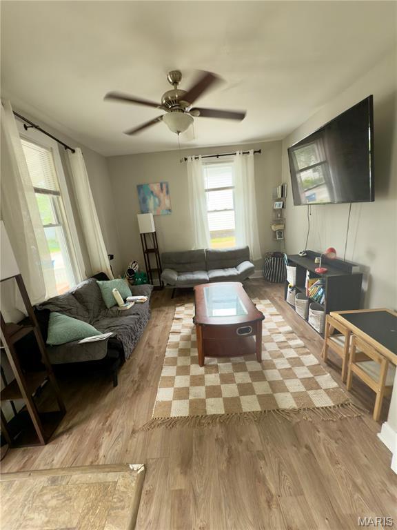 518 Randle St, Edwardsville, IL 62025 - living area featuring light wood-style floors and ceiling fan