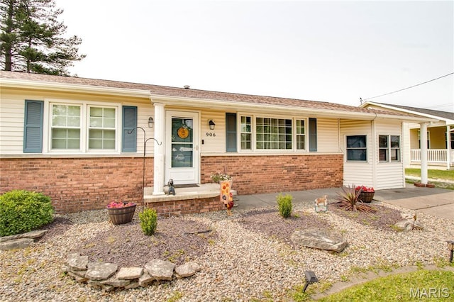 906 E Fairgrounds Ave, Jerseyville, IL 62052 - ranch-style house featuring brick siding