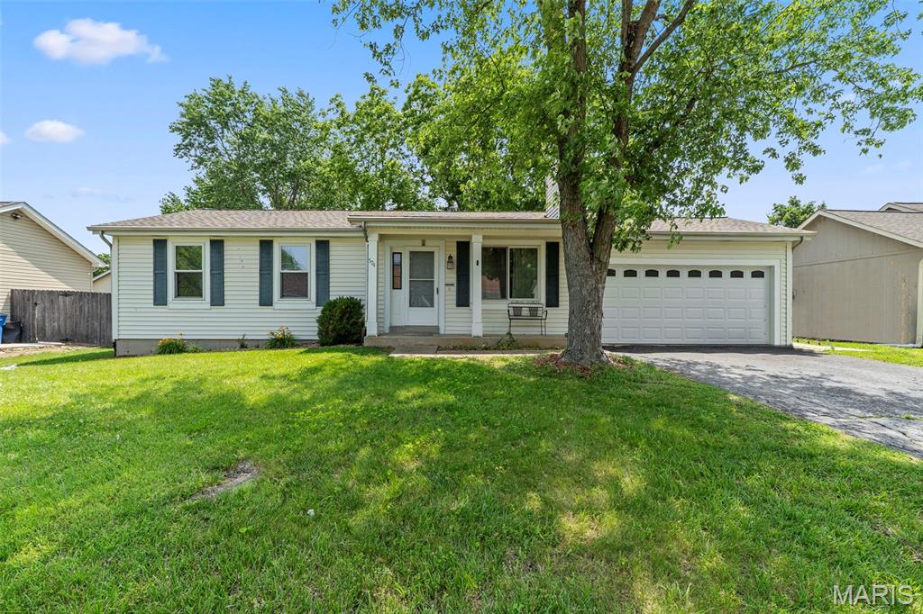 504 Coldstream Ct, Saint Peters, MO 63376 - single story home featuring asphalt driveway, a garage, and covered porch