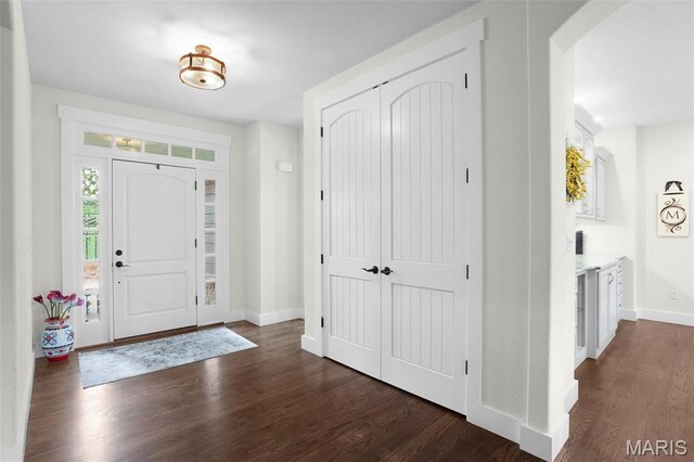 1316 Breezeridge Dr, Des Peres, MO 63131 - foyer entrance featuring dark wood-style floors, baseboards, and arched walkways