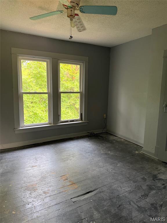 2213 Johnson St, Alton, IL 62002 - empty room featuring ceiling fan and a textured ceiling