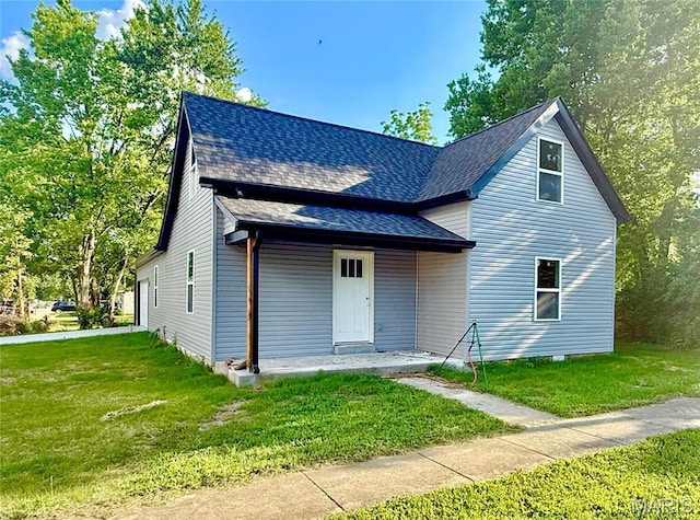 500 W Pacific St, Pacific, MO 63069 - view of front of house featuring roof with shingles and a front lawn