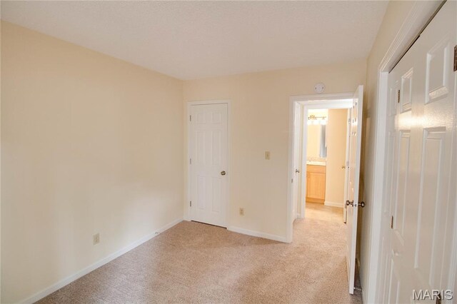 9041 N Swan Cir, Saint Louis, MO 63144