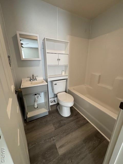 1804 N Oak St, Rolla, MO 65401 - bathroom featuring toilet, wood finished floors, and bathtub / shower combination