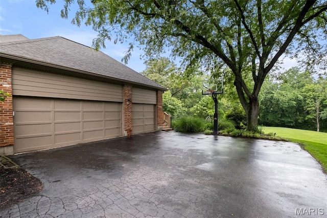 9 Arlington Oaks Ct, Town And Country, MO 63017 - garage featuring asphalt driveway
