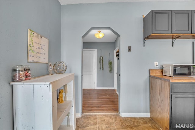 330 Elliott Ave, Chaffee, MO 63740 - hallway with arched walkways and baseboards