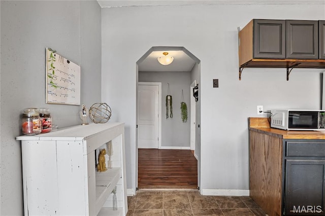 330 Elliott Ave, Chaffee, MO 63740 - corridor with arched walkways and baseboards