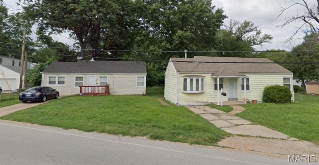 601 Ferguson Ave, Saint Louis, MO 63135 - bungalow-style house with a front yard