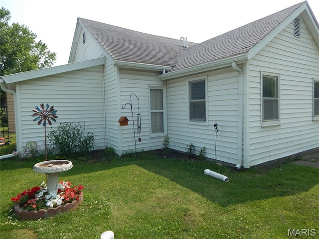 1620 W Centennial Ave, Bowling Green, MO 63334 - view of front of property featuring a shingled roof and a front lawn