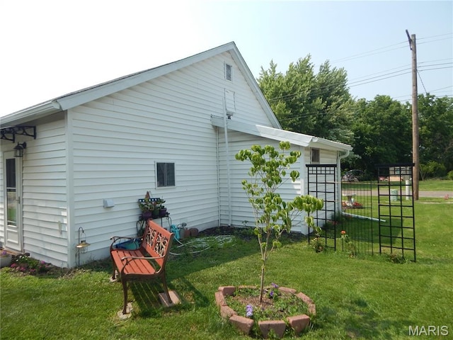1620 W Centennial Ave, Bowling Green, MO 63334 - view of side of home featuring a yard