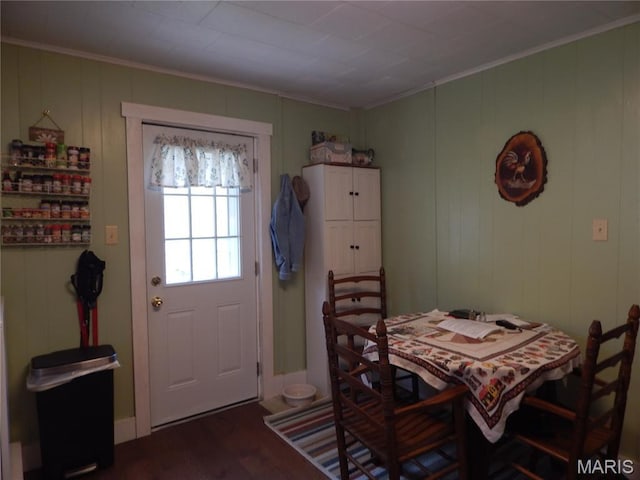 1620 W Centennial Ave, Bowling Green, MO 63334 - dining area with crown molding and dark wood-style flooring