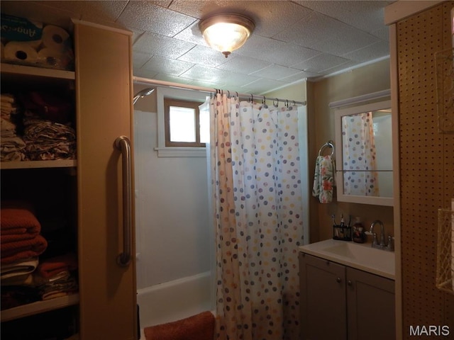 1620 W Centennial Ave, Bowling Green, MO 63334 - bathroom with vanity and shower / tub combo