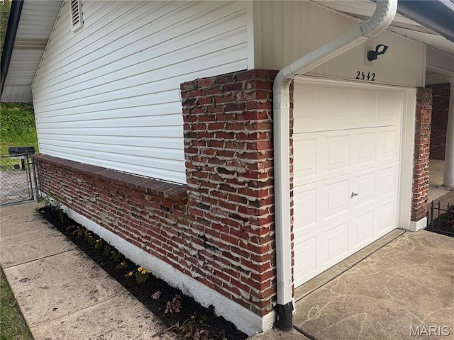 2542 Dukeland Dr, Ferguson Township, MO 63136 - view of garage