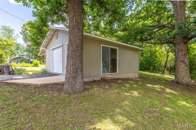 3936 State Highway 142, Doniphan, MO 63935 - view of side of property featuring a detached garage and a lawn