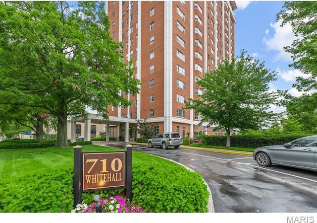 710 S Hanley Rd Unit 10A, Clayton, MO 63105 - view of property featuring uncovered parking
