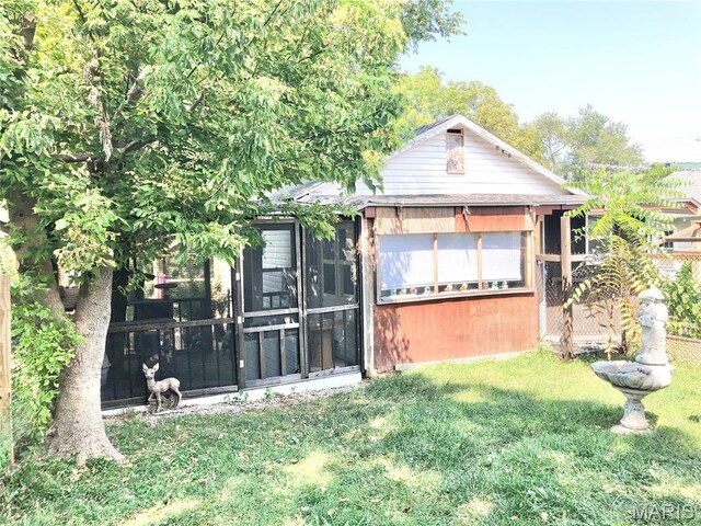 1003 W Ellis St, Salem, MO 65560 - view of front of property with a sunroom and a front yard