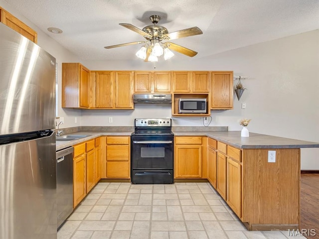 109 E Red Bud Ct, Valmeyer, IL 62295 - kitchen featuring stainless steel appliances, extractor fan, a peninsula, ceiling fan, and a textured ceiling