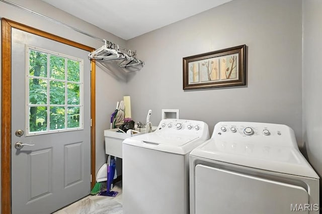 18232 Prickly Pear Ct, Pacific, MO 63069 - laundry area with washing machine and dryer