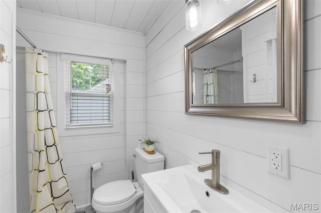 1210 Perryville Rd, Cape Girardeau, MO 63701 - bathroom featuring curtained shower, toilet, crown molding, and vanity