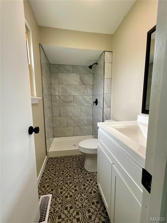 3919 Bellvue Dr, Saint Peters, MO 63376 - full bathroom with vanity and tiled shower