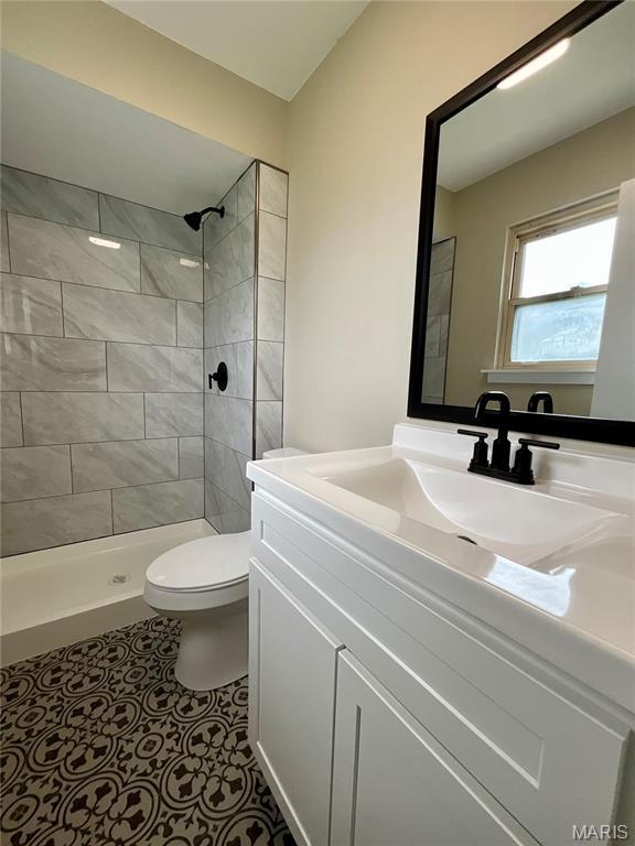 3919 Bellvue Dr, Saint Peters, MO 63376 - full bathroom with vanity and a tile shower