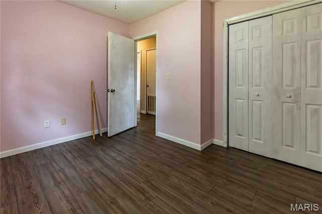 141 Saint Catherine Ln, New Madrid, MO 63869 - unfurnished bedroom featuring baseboards, dark wood-type flooring, and a closet