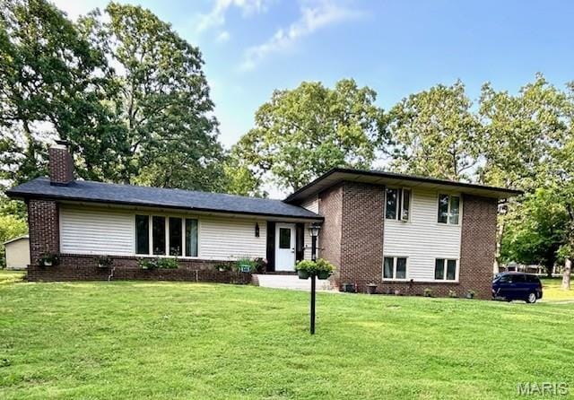 20193 SW Oakwood Dr, Lebanon, MO 65536 - split level home featuring brick siding, a chimney, and a front lawn