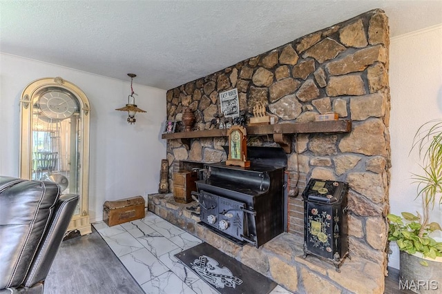 20193 SW Oakwood Dr, Lebanon, MO 65536 - living area featuring a wood stove and a textured ceiling