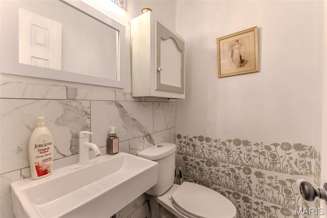 20193 SW Oakwood Dr, Lebanon, MO 65536 - half bath with a sink, toilet, backsplash, and tile walls
