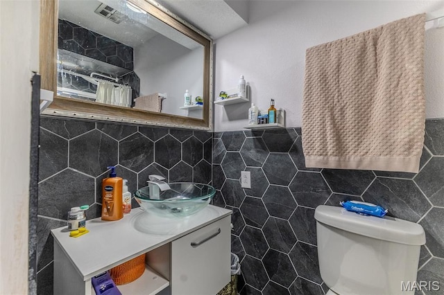 20193 SW Oakwood Dr, Lebanon, MO 65536 - bathroom featuring vanity, tile walls, toilet, and curtained shower