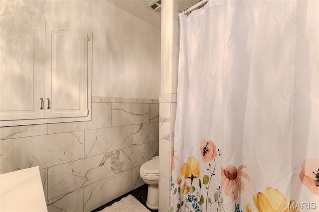 20193 SW Oakwood Dr, Lebanon, MO 65536 - full bath featuring toilet, curtained shower, and tile walls