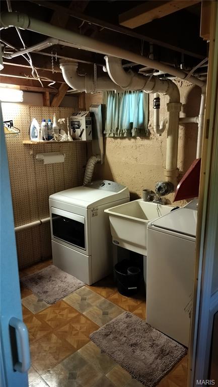 1500 Perryville Rd, Cape Girardeau, MO 63701 - washroom with separate washer and dryer