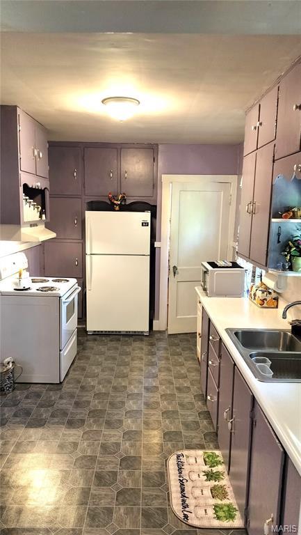 1500 Perryville Rd, Cape Girardeau, MO 63701 - kitchen with white appliances, a sink, and light countertops