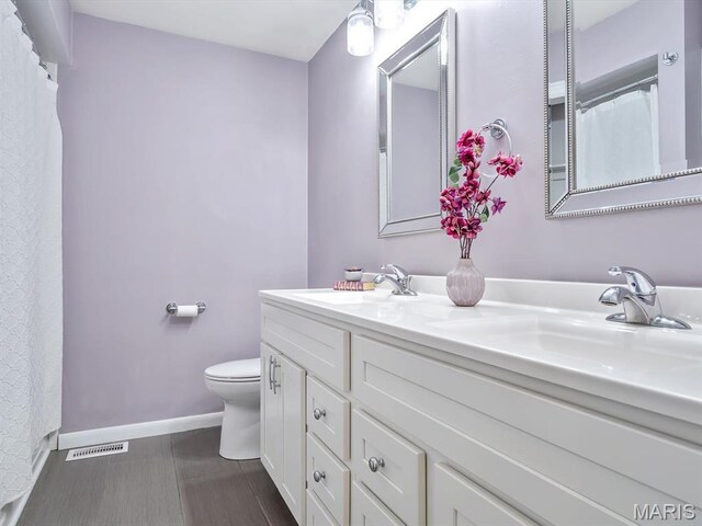 201 Banner St, Edwardsville, IL 62025 - full bath with double vanity, toilet, and baseboards