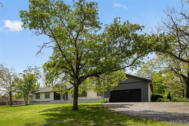 509 Saint Francois Rd, Bonne Terre, MO 63628 - view of front facade with an attached garage, driveway, and a front lawn