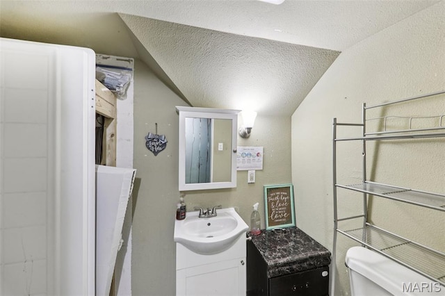 1618 N State St, Litchfield, IL 62056 - half bath featuring vaulted ceiling, vanity, toilet, and a textured ceiling