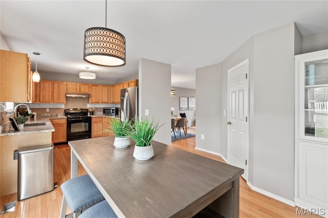 668 Top Notch Ln, Eureka, MO 63025 - dining space with light wood-style flooring and baseboards