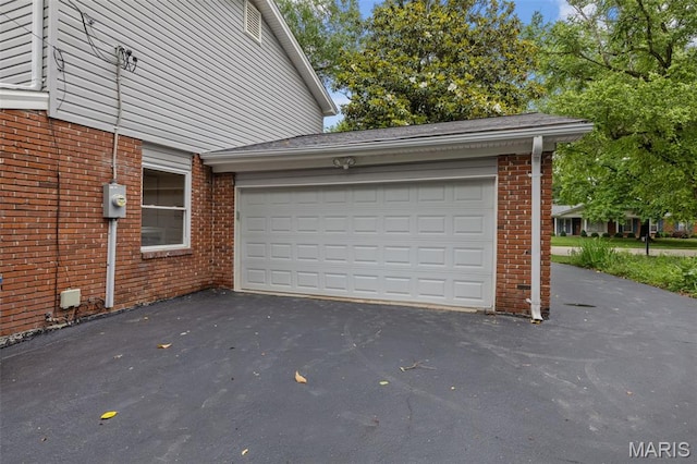 173 Portico Dr, Chesterfield, MO 63017 - garage with driveway