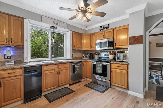 116 Shirewood Dr, Saint Charles, MO 63303 - kitchen with appliances with stainless steel finishes, crown molding, a textured ceiling, light wood-type flooring, and decorative backsplash