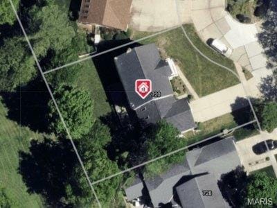720 Woodridge Heights Ct, Manchester, MO 63011 - aerial overview of property's location with property boundaries highlighted