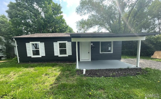 view of front facade featuring a front lawn