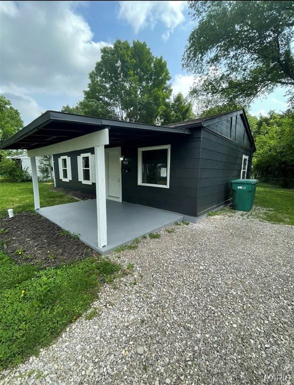 view of front of home with a patio area and a front lawn
