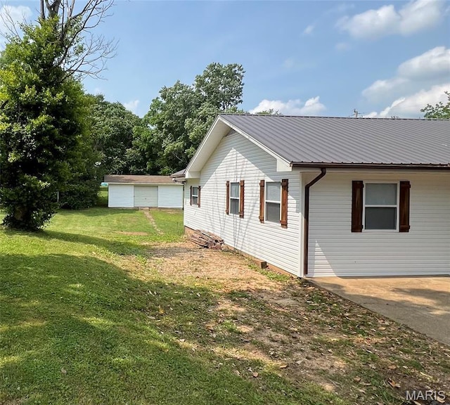 403 E Summit St, Doniphan, MO 63935 - view of side of property with metal roof, a yard, and crawl space