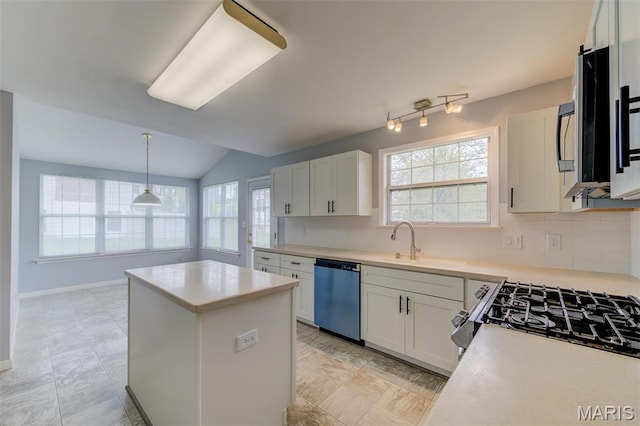 12118 Fahrpark Ln, Saint Louis, MO 63146 - kitchen with dishwashing machine, a sink, a kitchen island, backsplash, and light countertops