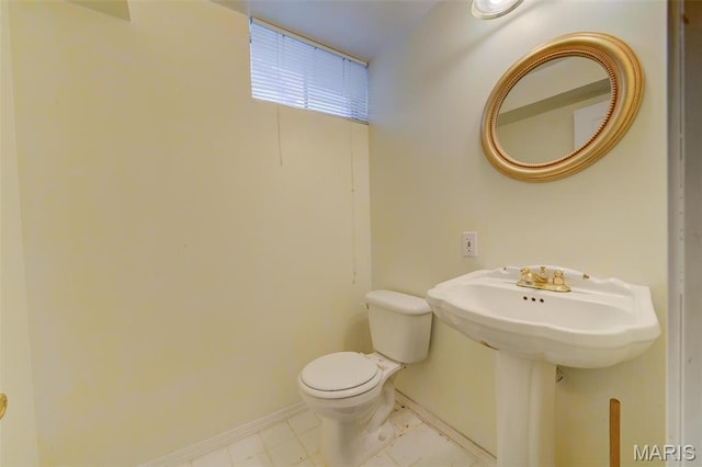 12118 Fahrpark Ln, Saint Louis, MO 63146 - half bathroom featuring baseboards and toilet