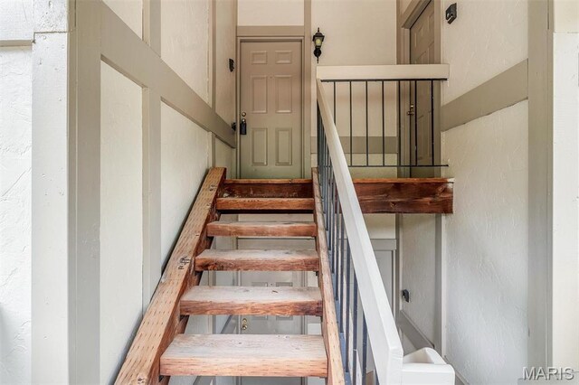 2303 Yosemite Park Ct Unit E, Maryland Heights, MO 63043 - stairway featuring a textured wall