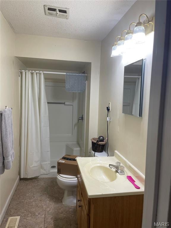 60 La Venta Dr, Florissant, MO 63031 - full bathroom featuring vanity, a textured ceiling, toilet, a shower with shower curtain, and baseboards