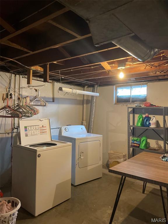 60 La Venta Dr, Florissant, MO 63031 - laundry room featuring washing machine and clothes dryer