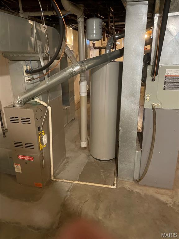 60 La Venta Dr, Florissant, MO 63031 - utility room with gas water heater