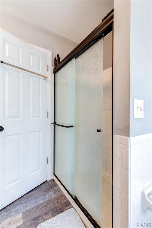 10 Forest Pine Ct, Ofallon, MO 63368 - bathroom with a tile shower and wood finished floors